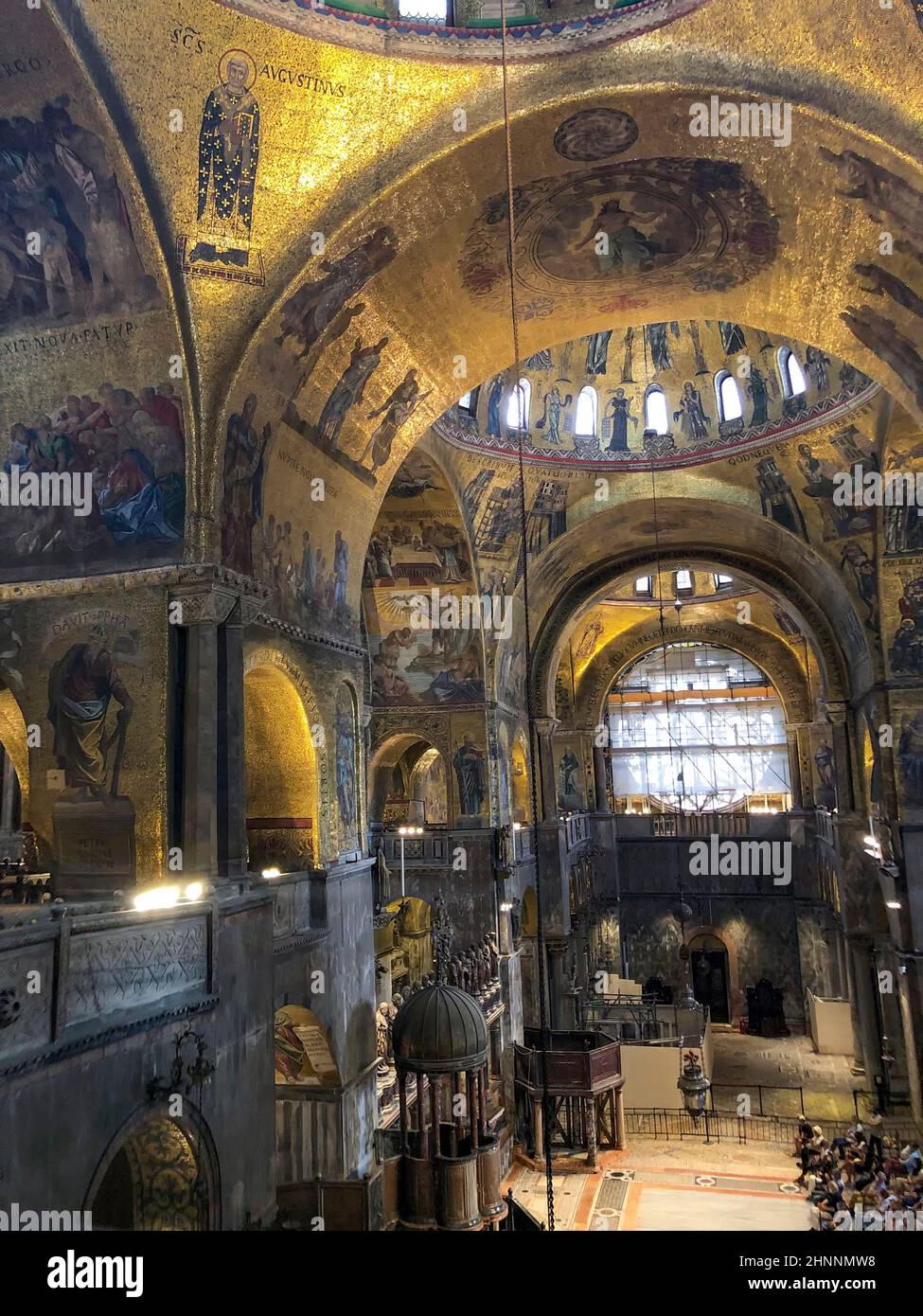 Goldenes Interieur der Markusbasilika (San Marco)`s Venedig. Panoramablick auf den antiken Tempel von Venedig. Historische und religiöse Architektur in Venedig. Stockfoto